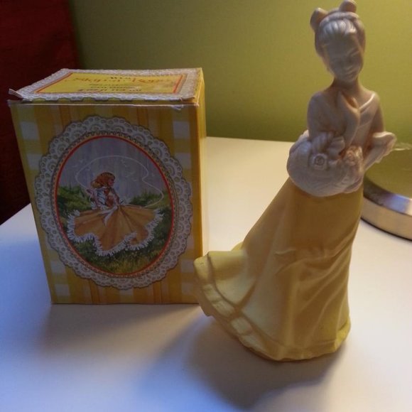 ⭐RARE⭐♥️ANTIQUE♥️ Avon Collector Figurine - Picture 2 of 4